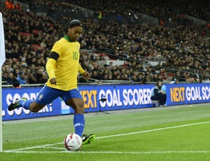 Ronaldinho em ação contra a Inglaterra (Foto: AFP)