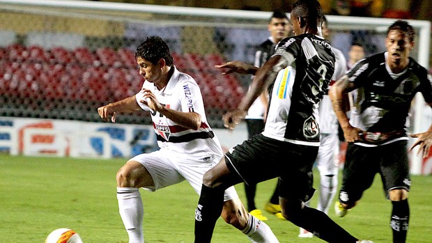 Osvaldo no jogo do São Paulo contra a Ponte Preta (Foto: Daniel Guimarães / Ag. Estado)