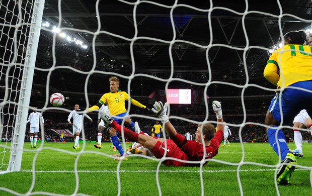 Neymar e Joe Hart Brasil x Inglaterra (Foto: AFP)