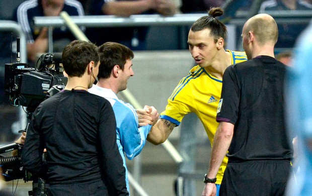 Messi e Ibrahimovic no amistoso entre Argentina e Suécia (Foto: AP)