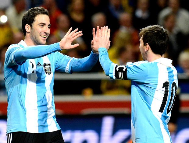 amistoso Messi e Higuain comemoram gol no amistoso entre Argentina e Suécia (Foto: AFP)