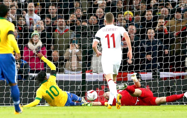 Ronaldinho perde pênalti contra a Inglaterra no amistoso do Brasil (Foto: Reuters)