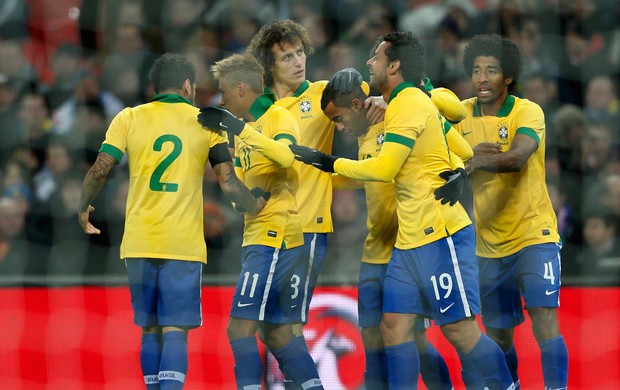 Fred gol Brasil x Inglaterra (Foto: Reuters)