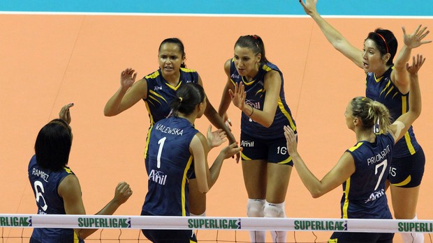 vôlei comemoração Campinas x Pinheiros (Foto: Felipe Christ / Amil)