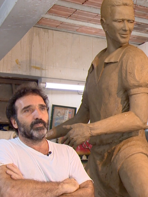 Artista Edgar Duvivier e a estátua de Zagallo (Foto: Reprodução/SporTV)