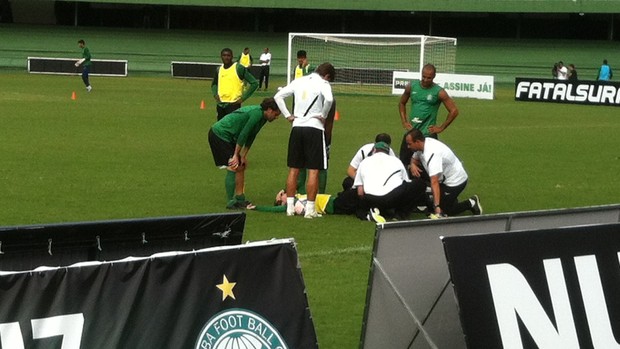 Bottinelli deixa o treino do Coritiba, após carrinho de Lincoln (Foto: Gabriel Hamilko / GloboEsporte.com)