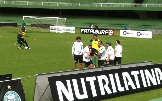 Bottinelli deixa o treino do Coritiba, após carrinho de Lincoln (Foto: Gabriel Hamilko / GloboEsporte.com)