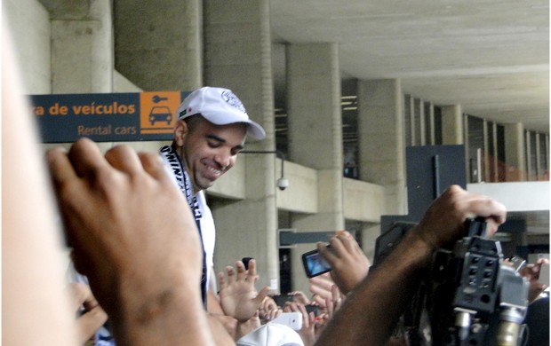 Diego Tardelli chega nos braços da torcida do Galo (Foto: Maurício Paulucci / Globoesporte.com)