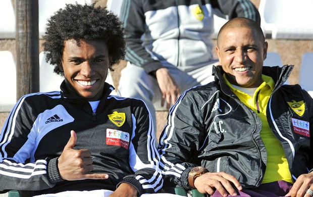 Willian e Roberto Carlos Anzhi (Foto: Reprodução / Site Oficial)