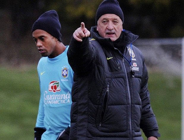 ronaldinho gaucho Luiz felipe scolari brasil treino (Foto: Agência EFE)