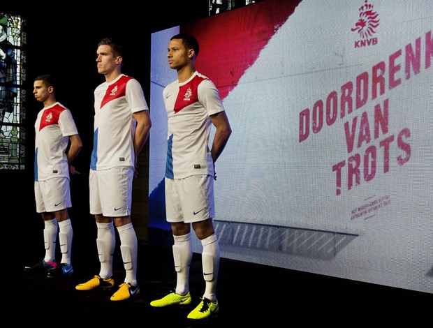 NOvas camisas seleção holanda Adam Maher, Kevin Strootman e Ricardo van Rhijn (Foto: Agência EFE)