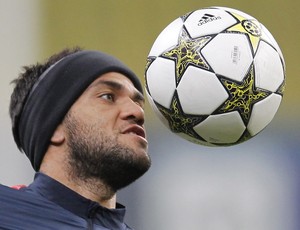 Daniel Alves no treino do Barcelona (Foto: EFE)