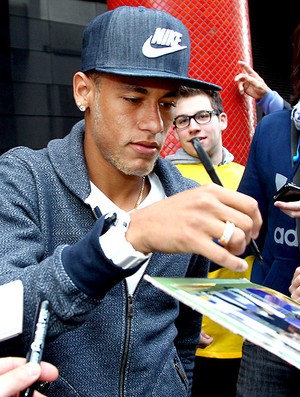 Neymar dando autógrafos no hotel da Seleção em Londres (Foto: Ivo Gonzalez / Agencia O Globo)