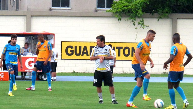 jogadores no treino do Botafogo (Foto: Fred Huber)