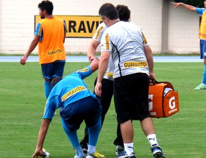 Henrique caído no treino do Botafogo (Foto: Fred Huber)