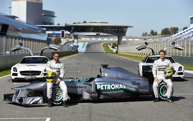 Lewis Hamilton e Nico Rosberg no lançamento do novo carro da Mercedes (Foto: Divulgação)