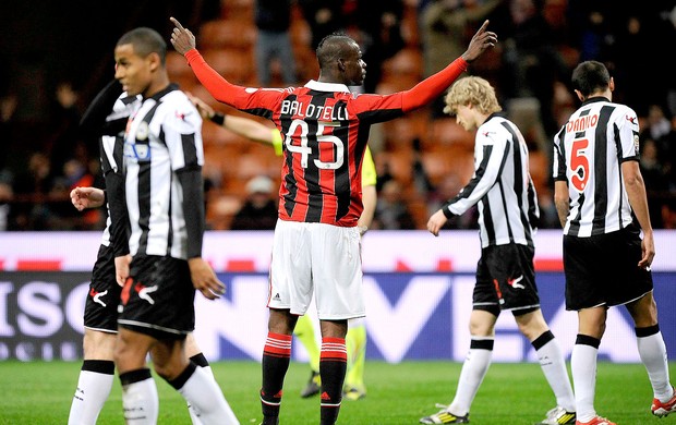 Balotelli comemora gol do Milan contra o Udinese (Foto: Reuters)