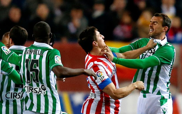 Antonio Amaya na partida do Atlético de Madri contra o Betis (Foto: Reuters)