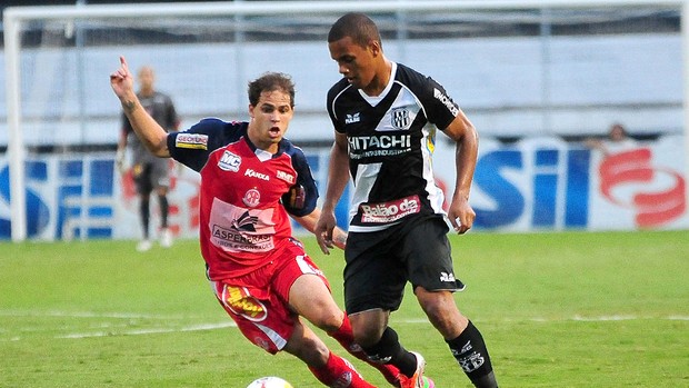 Artur na partida da Ponte Preta contra o Penapolense (Foto: Futura Press)