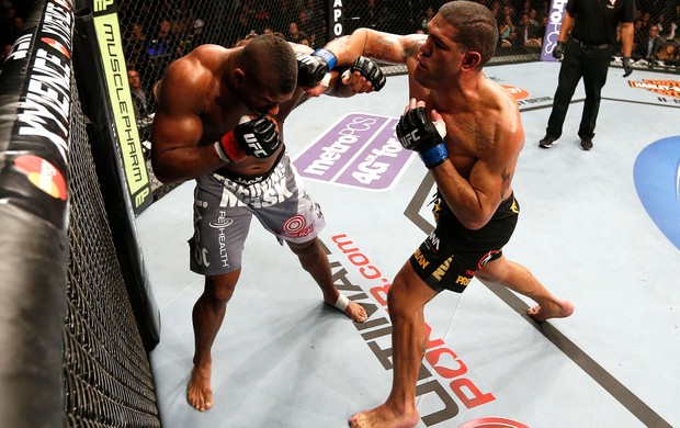 UFC 156 Alistair Overeem  Antonio Pezao Silva (Foto: Agência Getty Images)