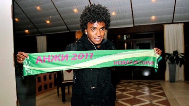 Willian na chegada no Anzhi (Foto: Reprodução / Twitter)