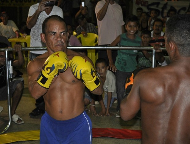 Card principal entre Nó de Pau e Sucuri do Macauã. Luta de anões em Sena Madureira, no Acre (Foto: Divulgação)