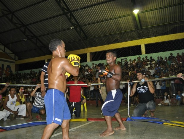 Mesmo machucado, Nó de Pau continuou a luta de anões com Sucuri do Macauã no interior do Acre (Foto: Divulgação)