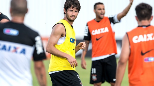 Pato no treino do Corinthians (Foto: Yasuyoshi Chiba / AFP)