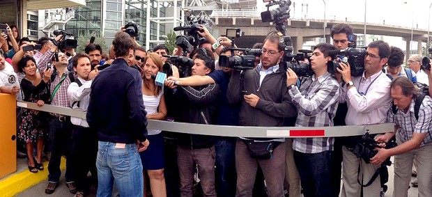 Nadal com jornalistas no desembarque no Chile (Foto: Reprodução / Facebook Oficial)