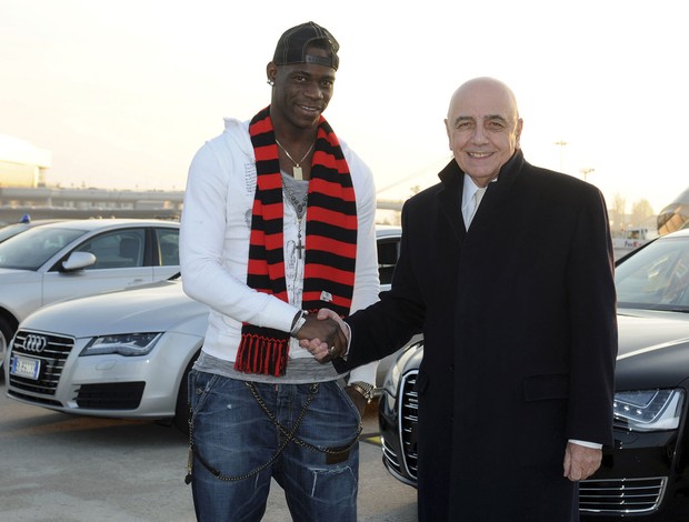 Balotelli ao lado de Adriano Galliani, milan (Foto: Agência Reuters)