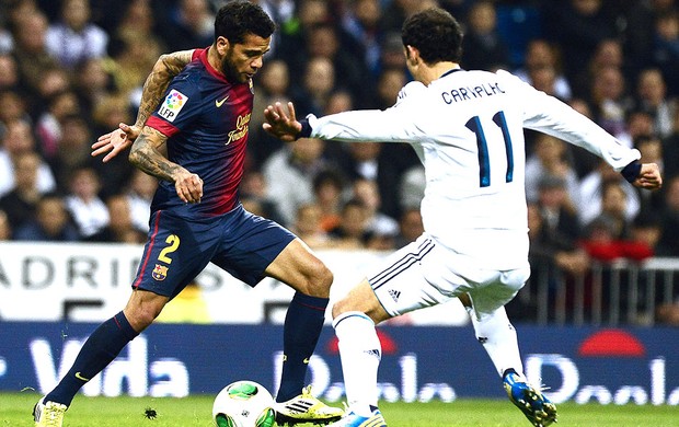 Daniel Alves na partida do Barcelona contra o Real Madrid (Foto: AFP)