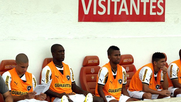 Seedorf no banco de reservas do Botafogo contra o Audax (Foto: Guilherme Pinto / Ag. O Globo)