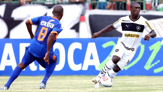 Seedorf na partida do Botafogo contra o Audax (Foto: Satiro Sodré / Agif)