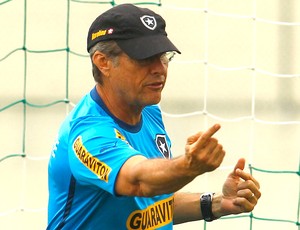 Oswaldo de Oliveira no treino do Botafogo (Foto: Jorge William / Ag. O Globo)