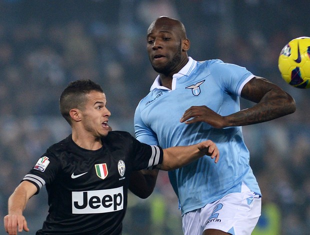 Sebastian Giovinco do Juventus e Michael Ciani do Lazio (Foto: AFP)