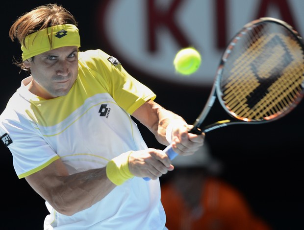 David Ferrer aplica um backhand contra Nicolas Almagro (Foto: Getty Images)