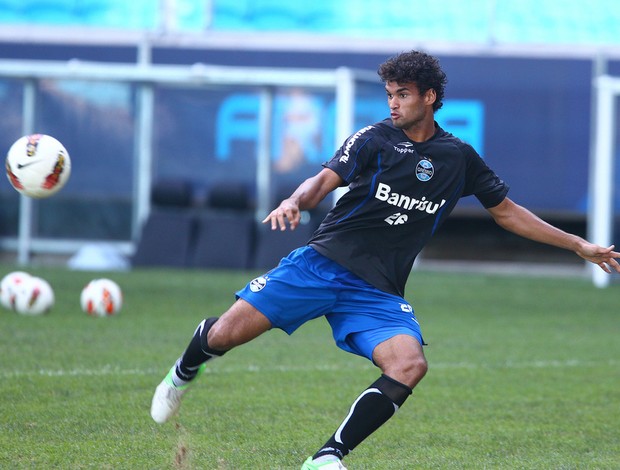 Ao se preparar para finalização, Willia José levanta areia no gramado da Arena (Foto: Lucas Uebel/Grêmio FBPA)