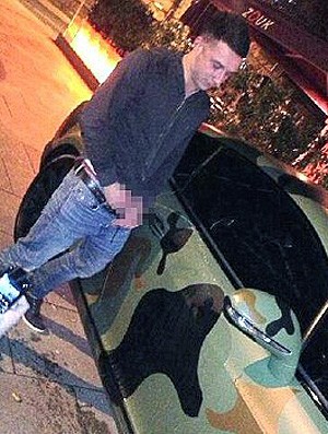 torcedor urinando no carro de Mario Balotelli (Foto: Reprodução / MailOnline)