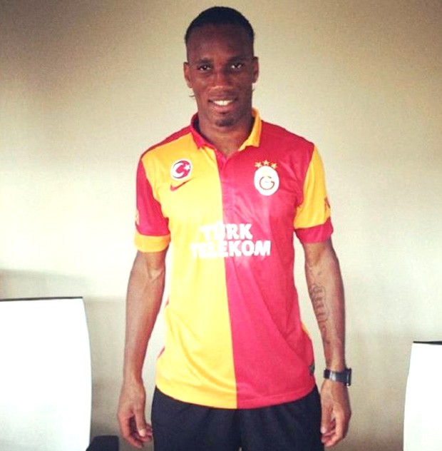 Drogba com a camisa do Galatasaray (Foto: Reprodução / Twitter)