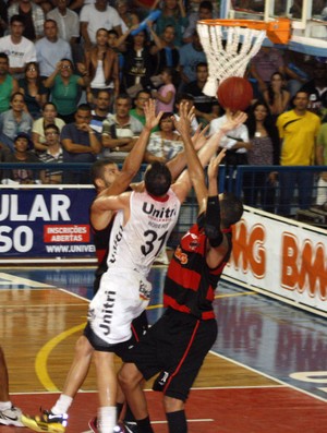 Olivinha, do Flamengo, marca Robert Day, do Uberlândia nbb basquete (Foto: Raphael Oliveira/EAZ)