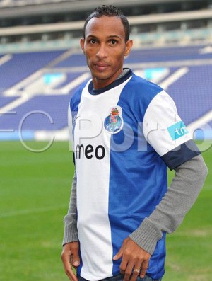 Liedson apresentação Porto (Foto: Reprodução / Facebook)