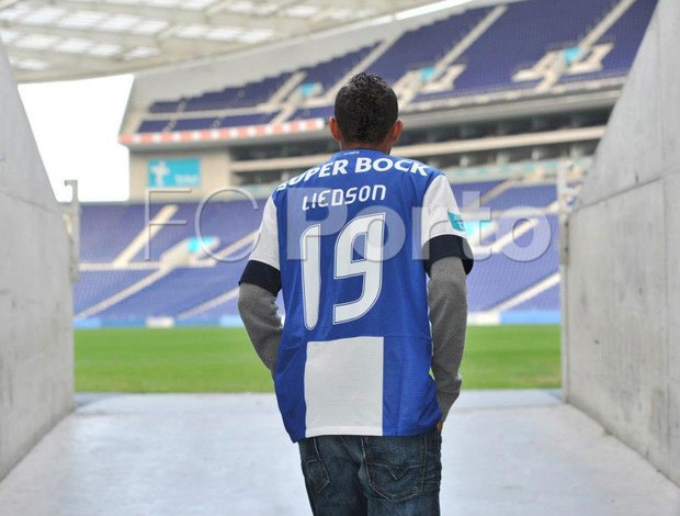 Liedson apresentação Porto (Foto: Reprodução / Facebook)