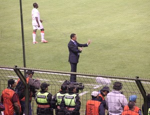 Vanderlei Luxemburgo orienta Grêmio contra LDU (Foto: Robson Stefani/RBS TV)