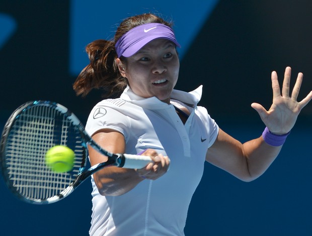 Na Li ataca a bola com seu forehand (Foto: AFP)