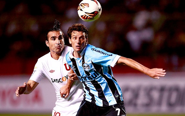 Elano na partida do Grêmio contra a LDU (Foto: EFE)