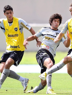 Bruno Mendes no treino do Botafigo (Foto: Alexandre Cassiano / Ag. O Globo)