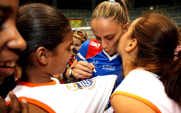 vôlei fabi rio de janeiro com os fãs (Foto: Luiz Doro / Adorofoto)