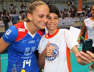 vôlei fabi rio de janeiro com os fãs (Foto: Luiz Doro / Adorofoto)