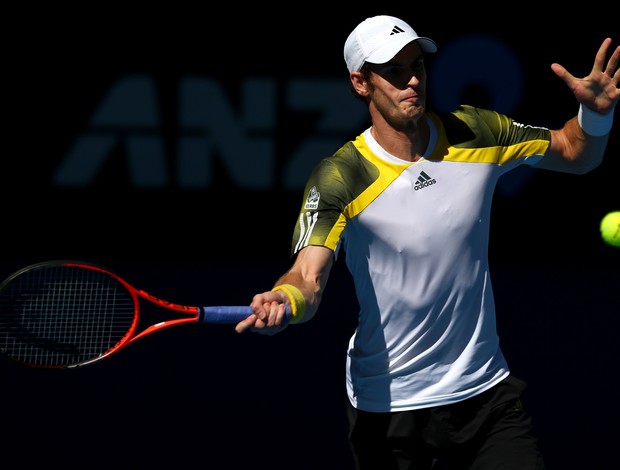 Andy Murray se prepara para devolver o saque de Chardy (Foto: Getty Images)