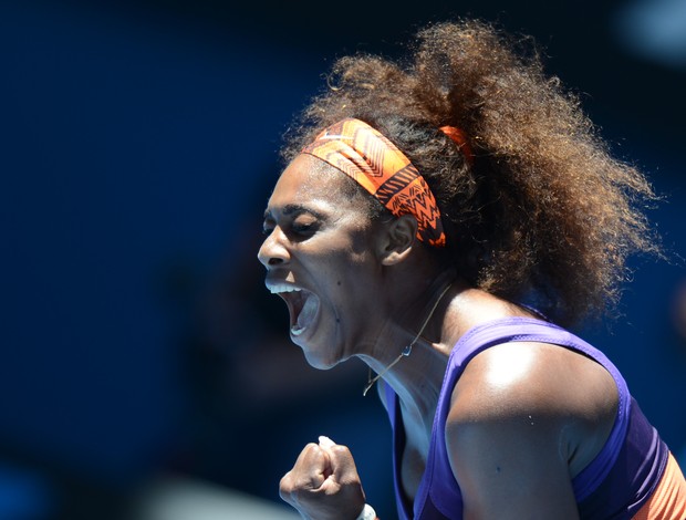 Serena Williams vibra muito após vencer o primeiro set (Foto: AFP)